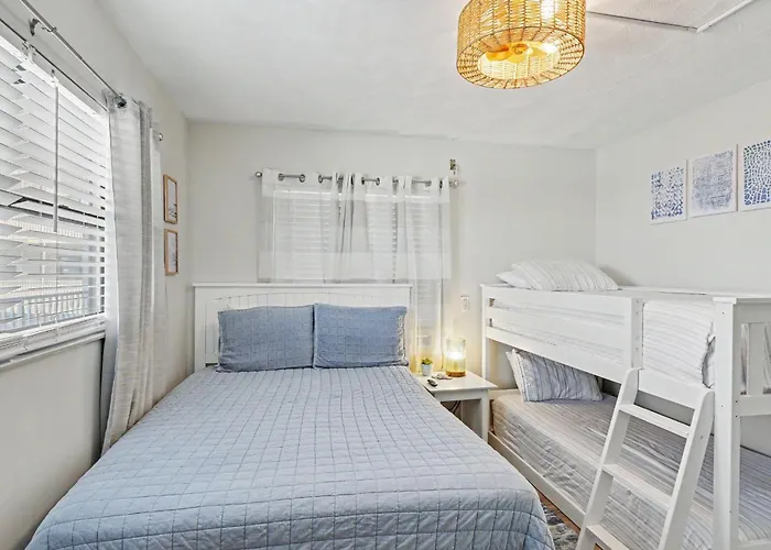 Bayshore Yacht & Tennis 409 - Premier Holiday home *